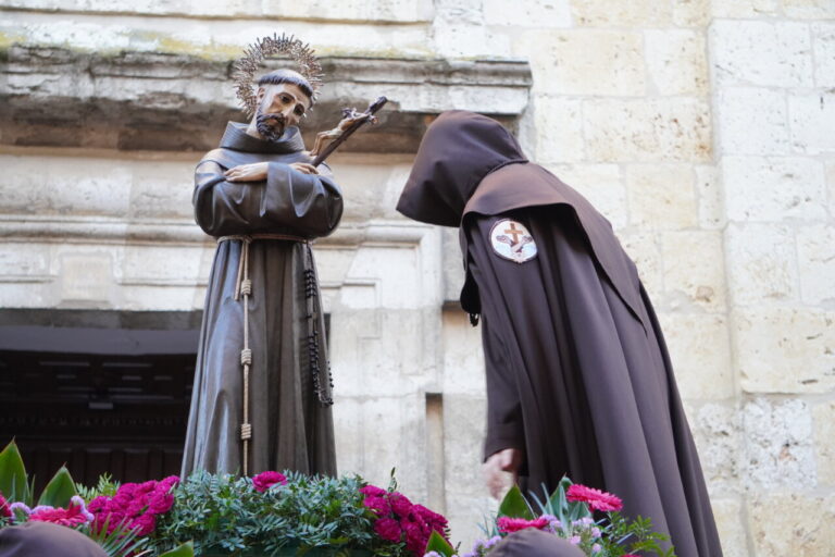 Estatua de San Francisco durante la procesión del Sábado de Dolores