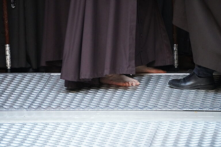 Pies descalzos de un participante en la procesión del Sábado de Dolores