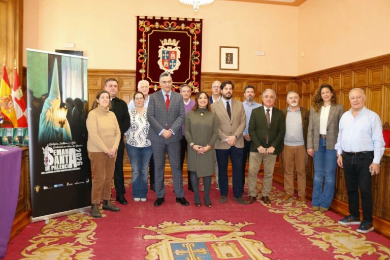 Presentación del programa de Semana Santa 2026 en Palencia con autoridades y cofrades