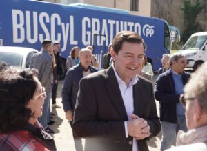 Candidato popular sonriente en evento sobre ayuda para jóvenes
