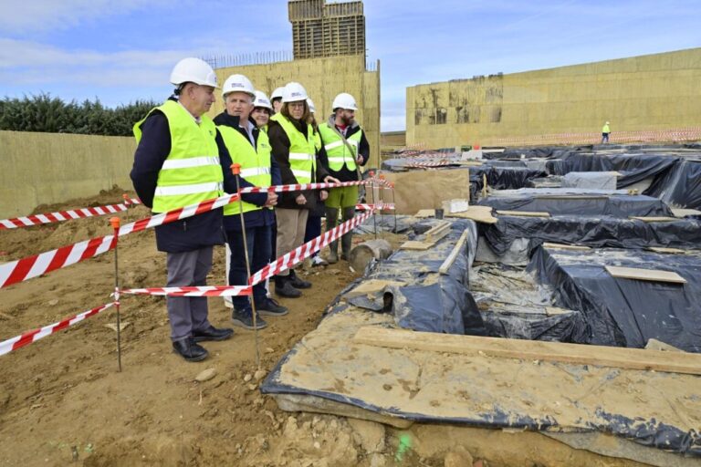 Visita a la construcción del edificio en el yacimiento romano de La Tejada
