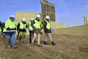 Visita de autoridades a la construcción del edificio en el yacimiento romano de La Tejada