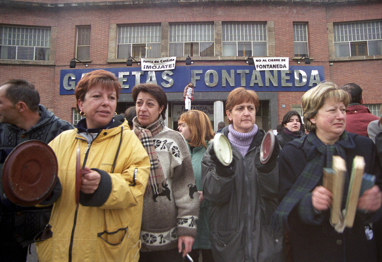 Mujeres protestando frente a la fábrica de galletas Fontaneda