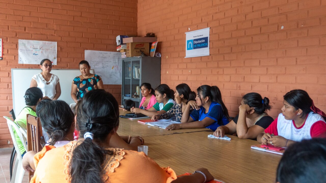 Reunión de mujeres en un proyecto de cooperación internacional en Palencia