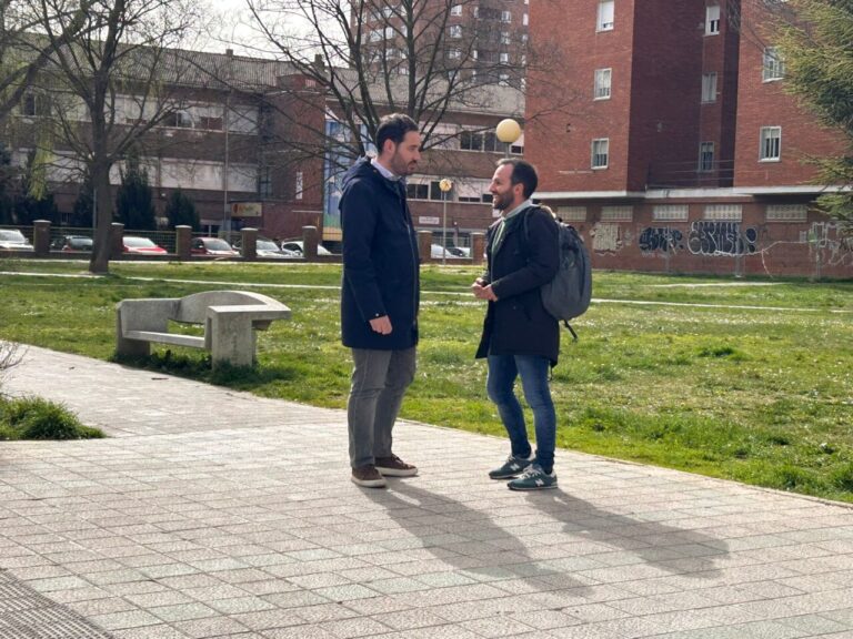 Dos hombres conversando en un parque en el barrio de Pan y Guindas