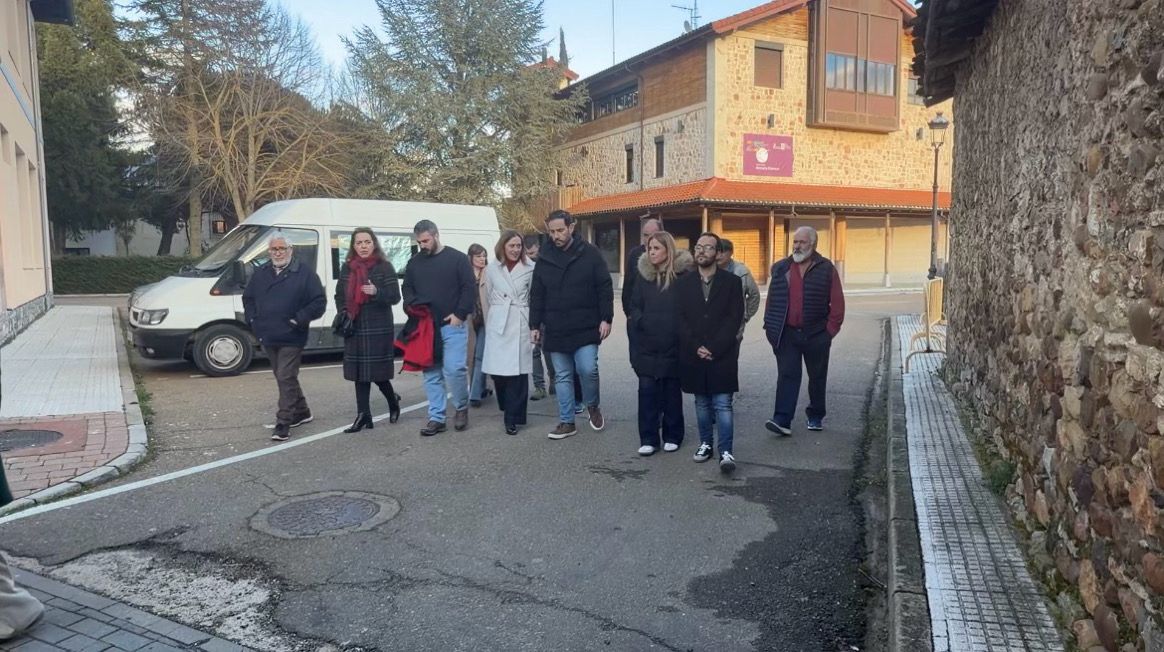 Grupo de personas caminando en Cervera de Pisuerga durante una propuesta del PSOE