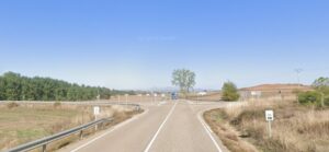 Vista del punto kilométrico 26 en La Vid de Ojeda con señalización vial