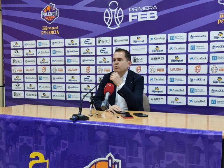 Rafa Sanz en rueda de prensa tras el partido de baloncesto