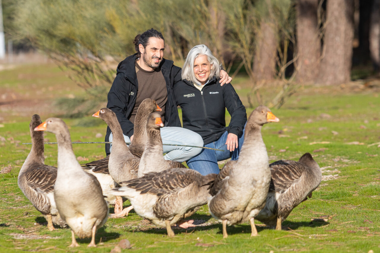 Fundadores de Raíces del Cerrato con ocas en un entorno rural