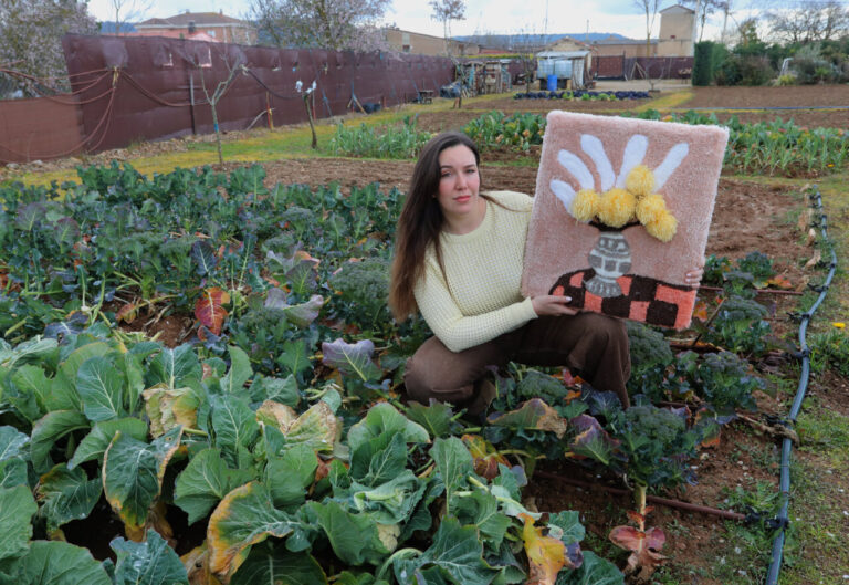 Mujer sosteniendo una obra de arte en un huerto tradicional