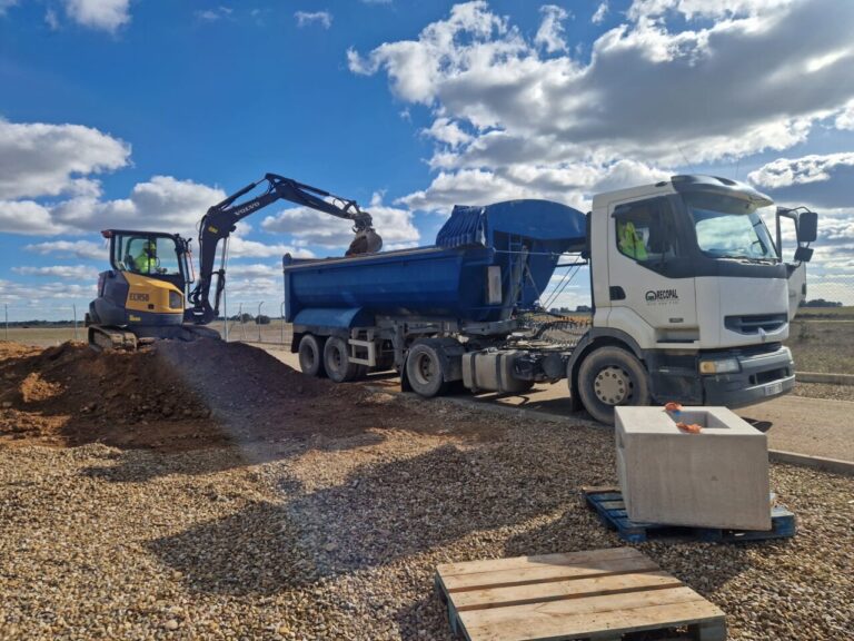 Maquinaria de construcción trabajando en la planta de reciclaje de Recopal.