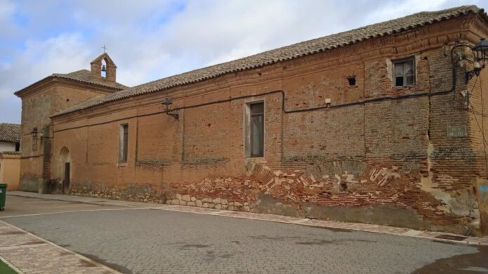Fachada de la Casa de la Cruz en Fuentes de Nava con ladrillos expuestos