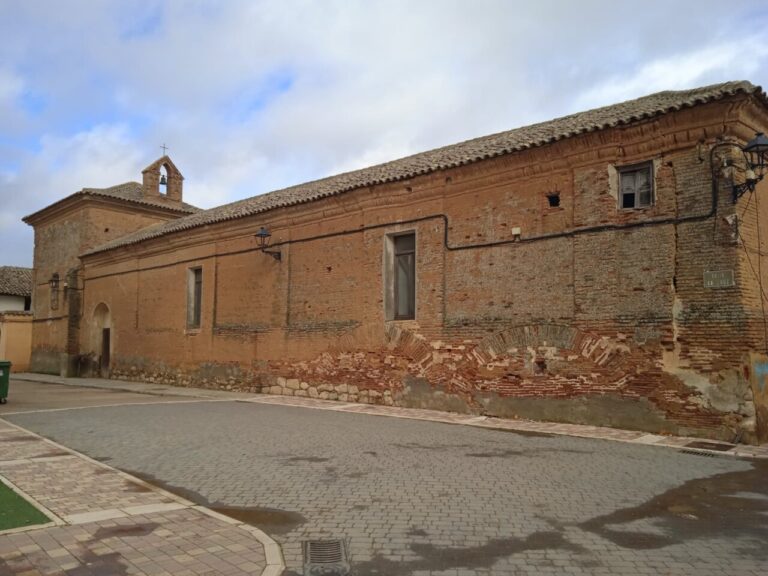 Fachada de la Casa de la Cruz en Fuentes de Nava con ladrillos expuestos
