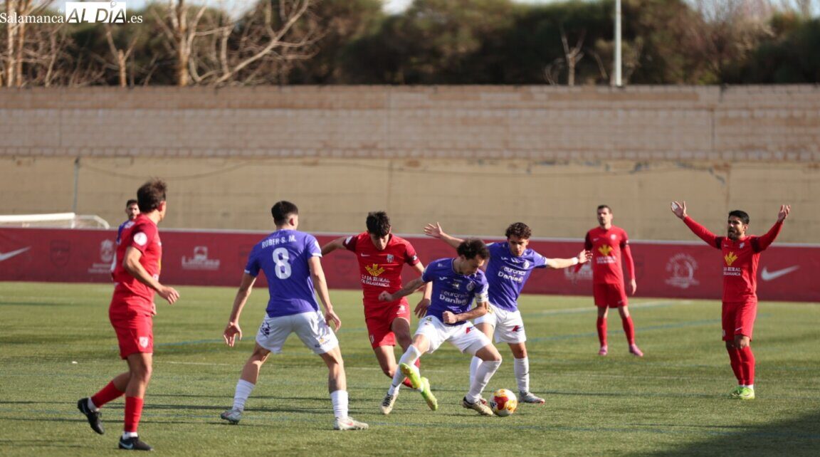 Jugadores del Cristo Atlético luchando por el balón en un partido de fútbol.