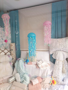 Decoración primaveral con tejidos naturales y colores vibrantes en el hogar