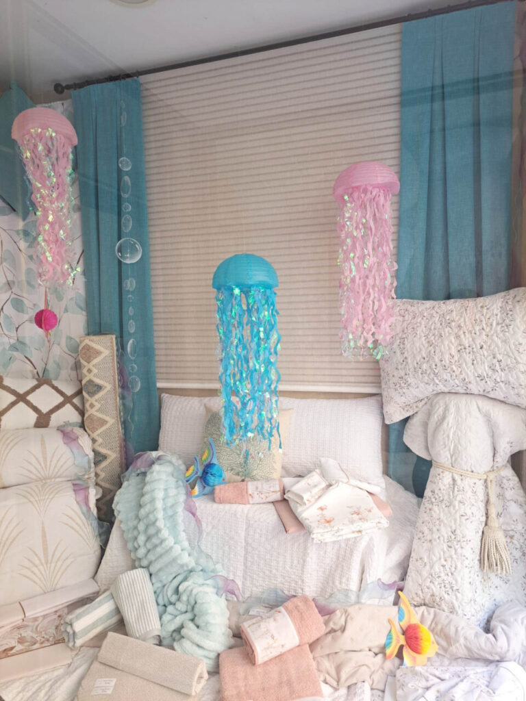 Decoración primaveral con tejidos naturales y colores vibrantes en el hogar