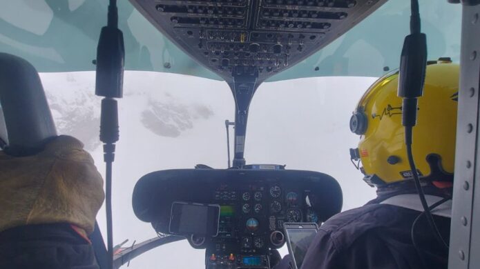 Vista del interior de un helicóptero de rescate en la montaña