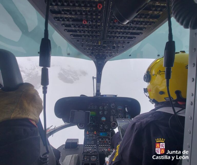 Vista del interior de un helicóptero de rescate en la montaña