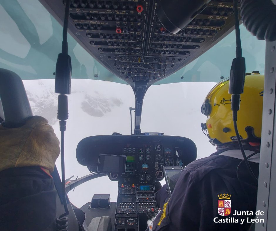 Vista del interior de un helicóptero de rescate en la montaña