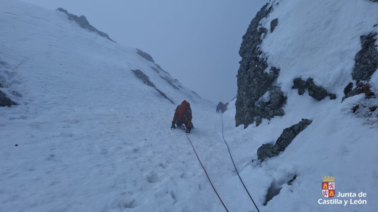 Rescatadores ayudando a montañeros en la nieve en Curavacas
