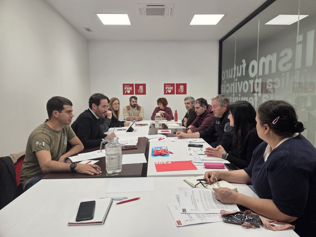 Reunión de agentes medioambientales con representantes del PSOE en una sala