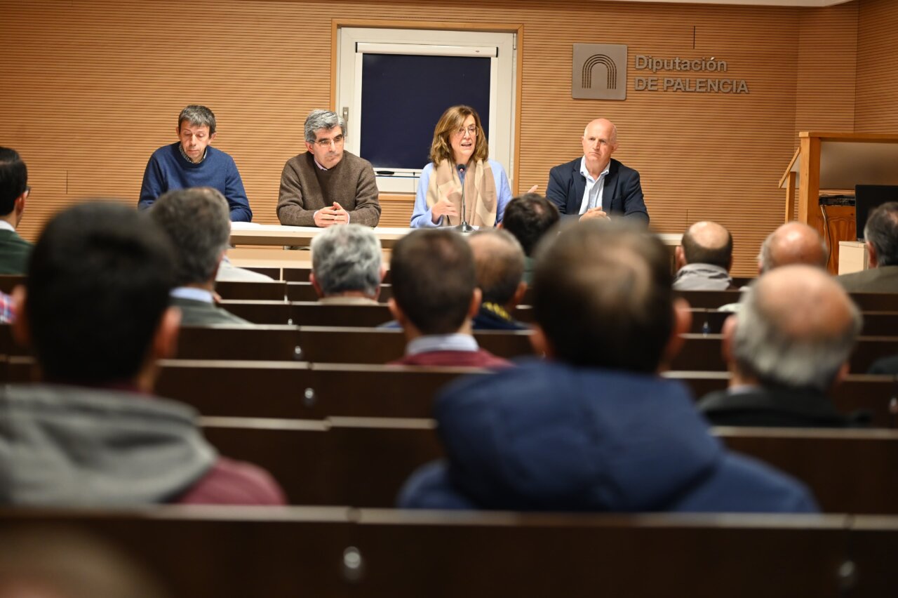 Reunión de alcaldes sobre el suministro de agua en la Diputación de Palencia