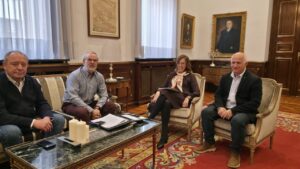 La presidenta de la Diputación de Palencia se reúne con el alcalde de Fuentes de Valdepero.