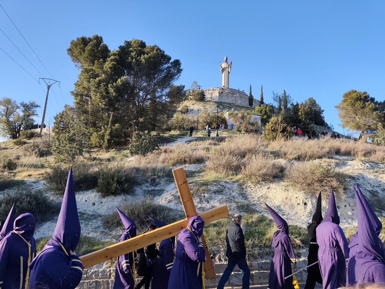 Procesión del Rosario del Dolor en Palencia con cofrades y el Cristo del Otero