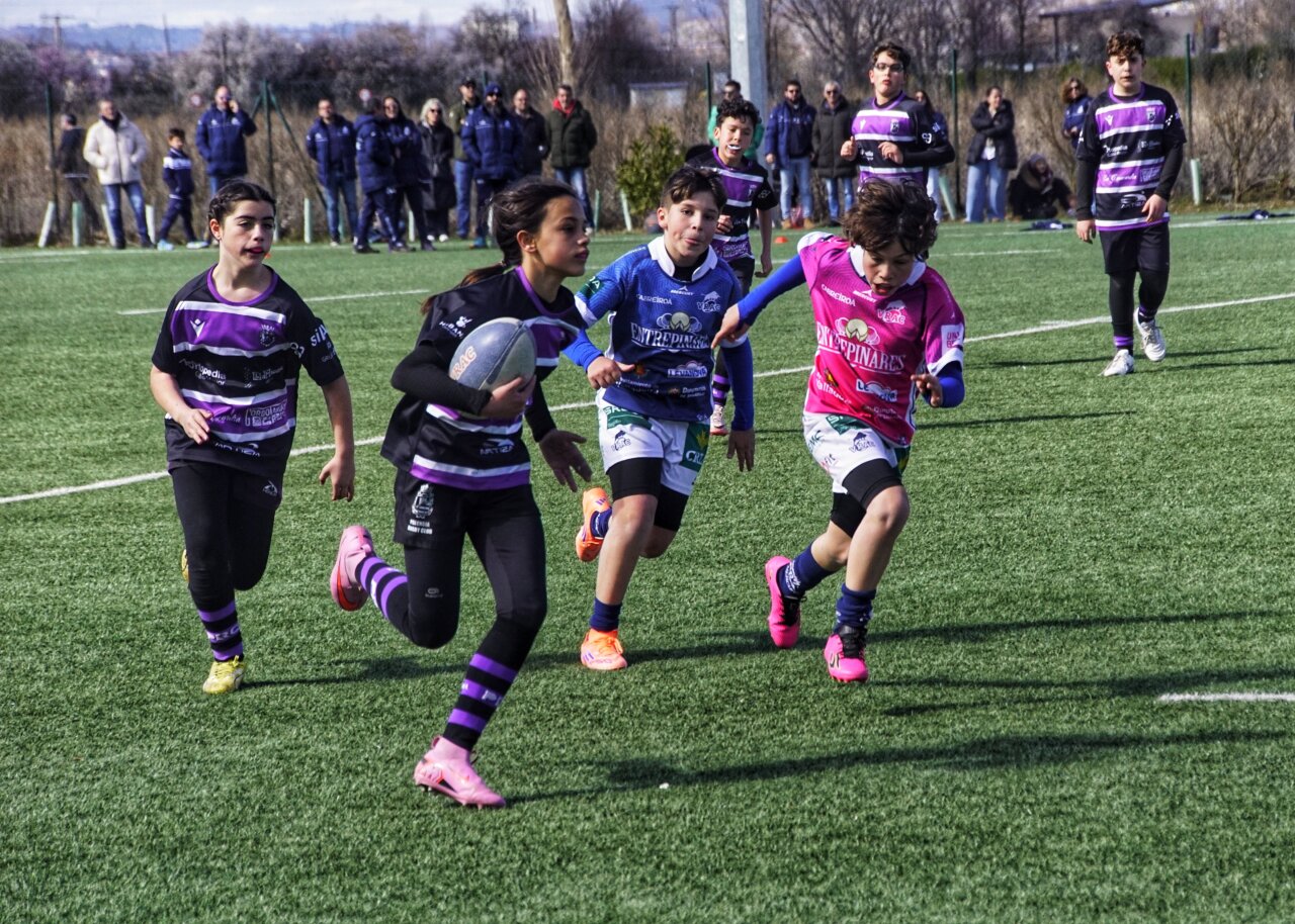 Jugadores sub-12 de rugby en acción durante un partido