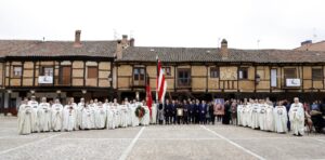 Grupo de personas en ceremonia con vestimenta tradicional en Saldaña