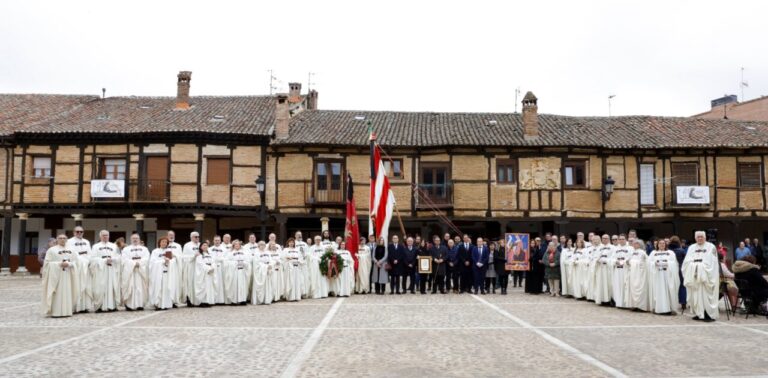 Grupo de personas en ceremonia con vestimenta tradicional en Saldaña