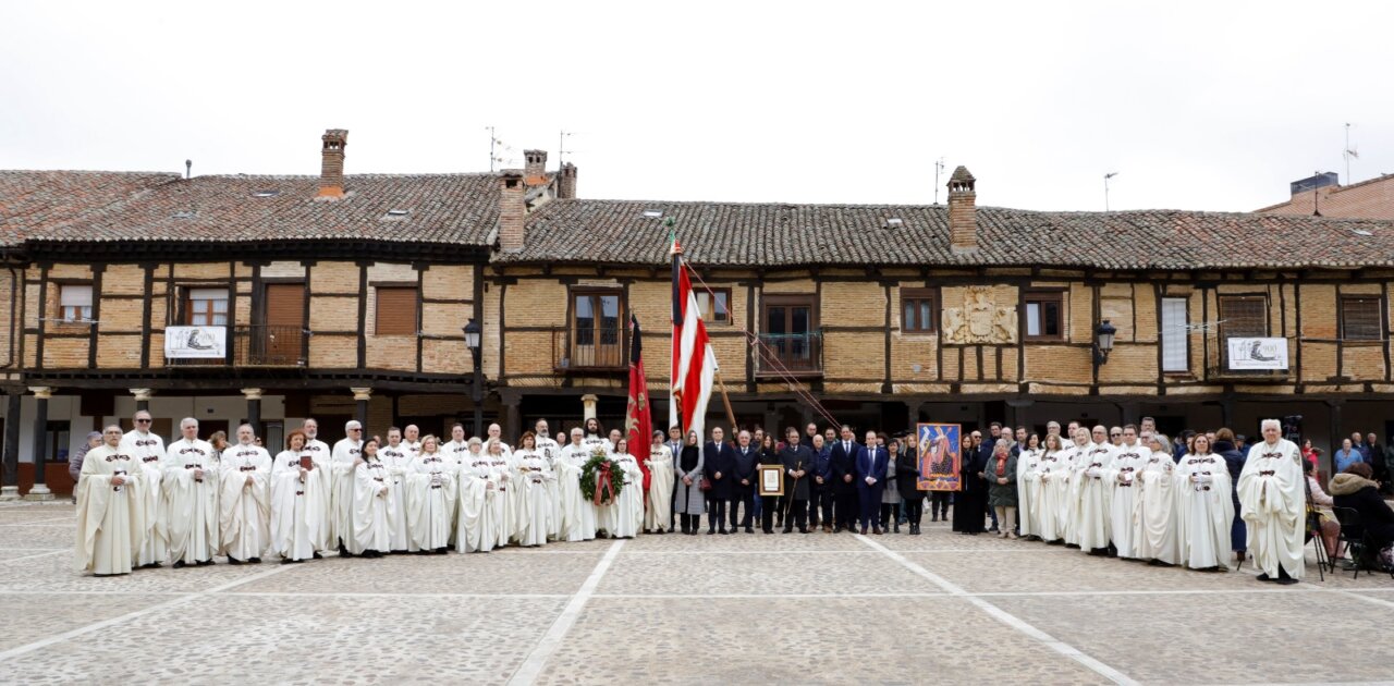 Grupo de personas en ceremonia con vestimenta tradicional en Saldaña