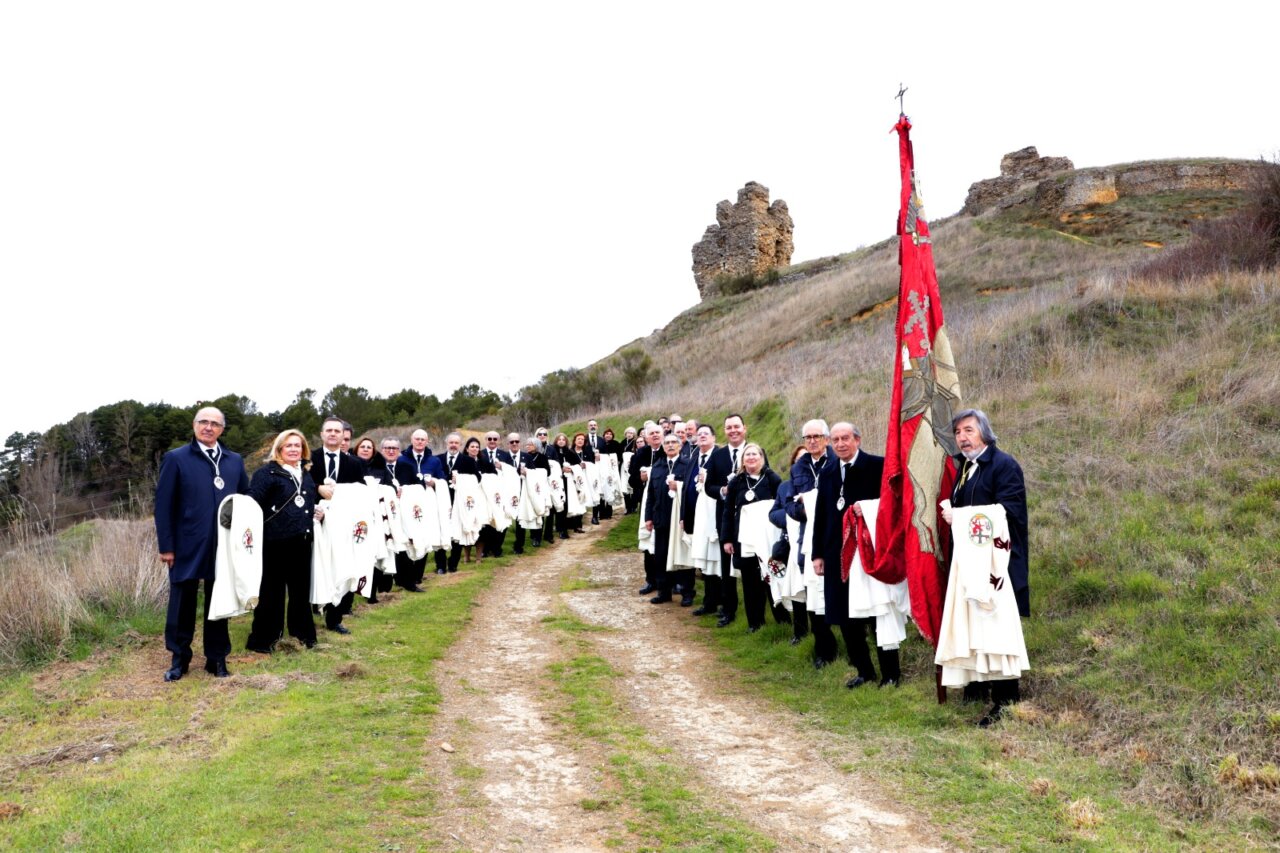 Grupo de personas vestidas con capas blancas en un evento en Saldaña