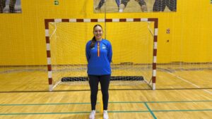Sara María Salceanu posando frente a la portería de balonmano