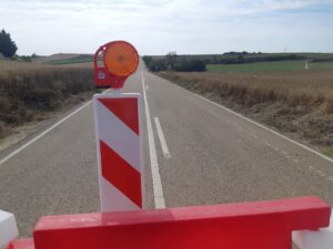 Carretera en Palencia con señal de advertencia de obras
