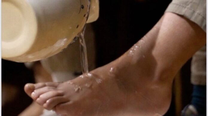 Cartel de la Semana Santa en Astudillo con un pie en agua