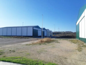 Vista de naves industriales en Baltanás bajo un cielo despejado
