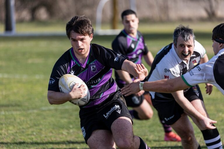 Jugador del Silicius PRC avanzando con el balón en un partido de rugby