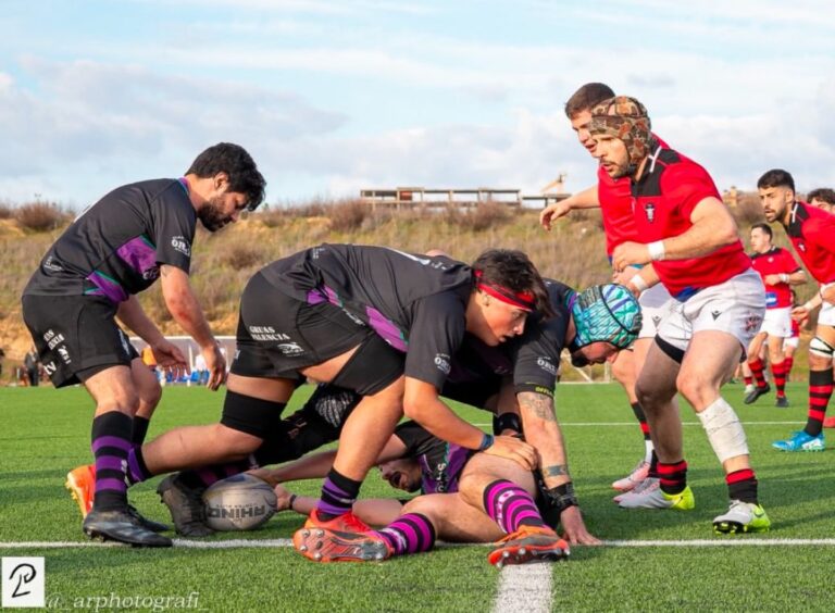 Jugadores de rugby del Silicius PRC en acción durante un partido