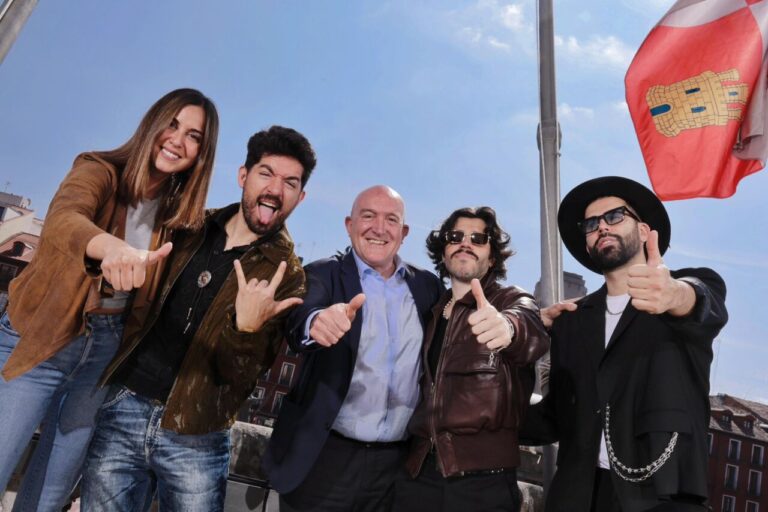 Grupo Siloé posando con el alcalde de Valladolid