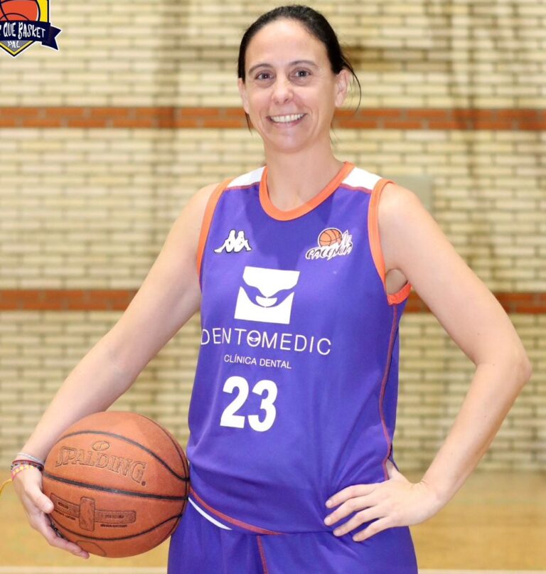 Silvia Andérez posando con un balón de baloncesto en la cancha