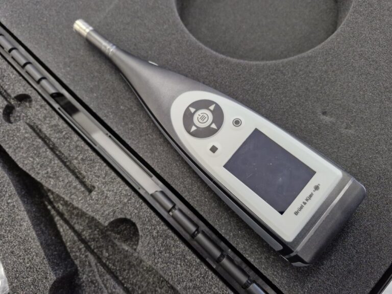 Sonómetro utilizado para medir niveles de ruido en un establecimiento