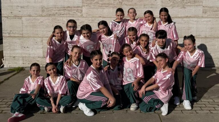 Grupo de bailarines de la Escuela de Danza Smile posando juntos