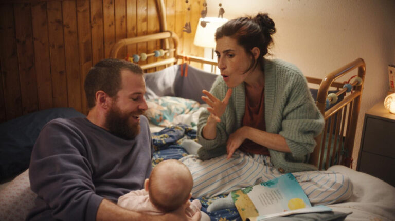 Escena de la película Sorda con una madre y un padre interactuando con su bebé