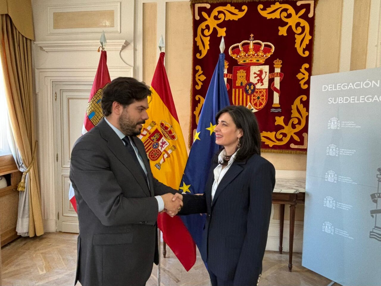 Subdelegado del Gobierno estrechando la mano de la nueva delegada de Economía y Hacienda en Palencia.