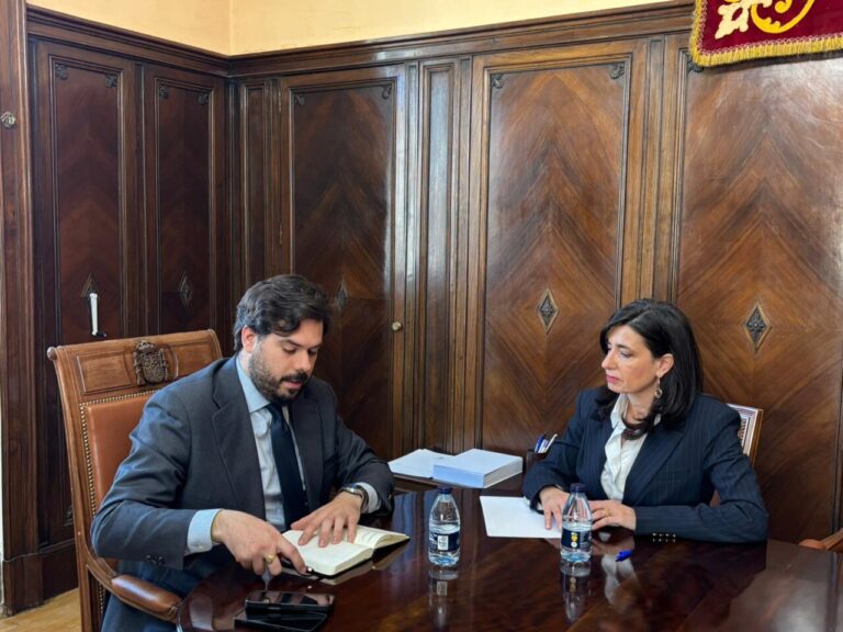 Subdelegado del Gobierno y nueva delegada de Economía en reunión