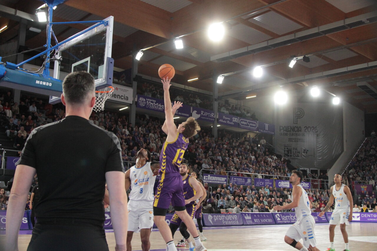 Jugador del Súper Agropal Palencia lanzando a canasta durante un partido