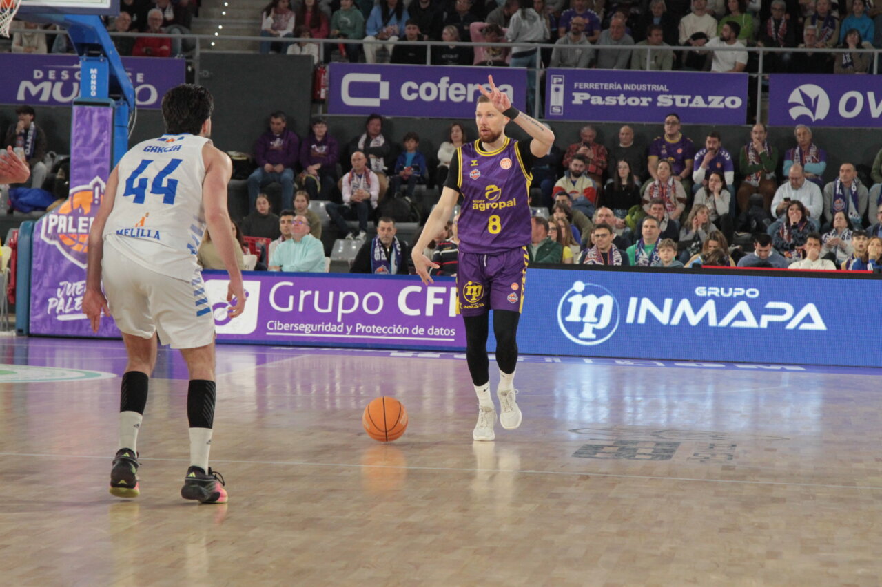 Jugador del Súper Agropal Palencia en acción durante un partido de baloncesto.