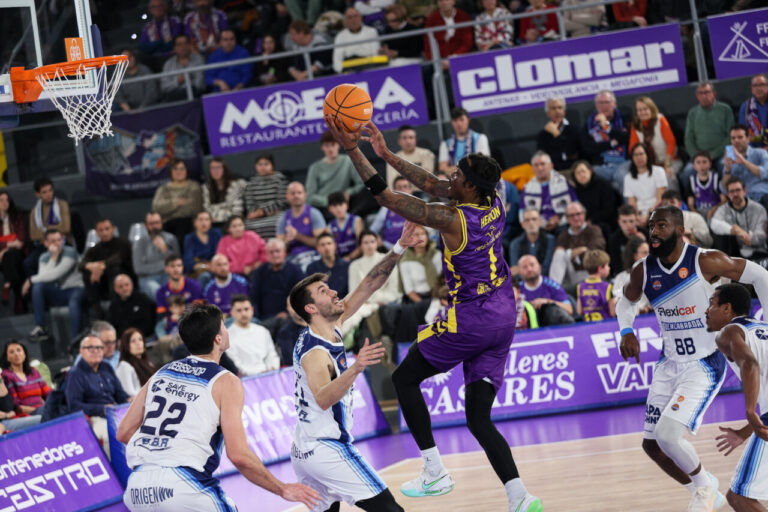Jugador del Súper Agropal lanzando a canasta durante un partido de baloncesto