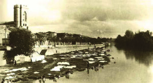 Vista histórica de tablas de lavar en el río en Palencia